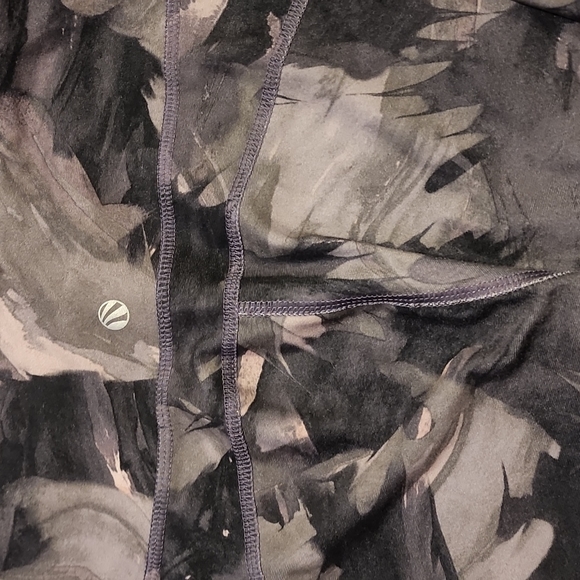 🌺Marika Women's Capri Leggings - Picture 5 of 8